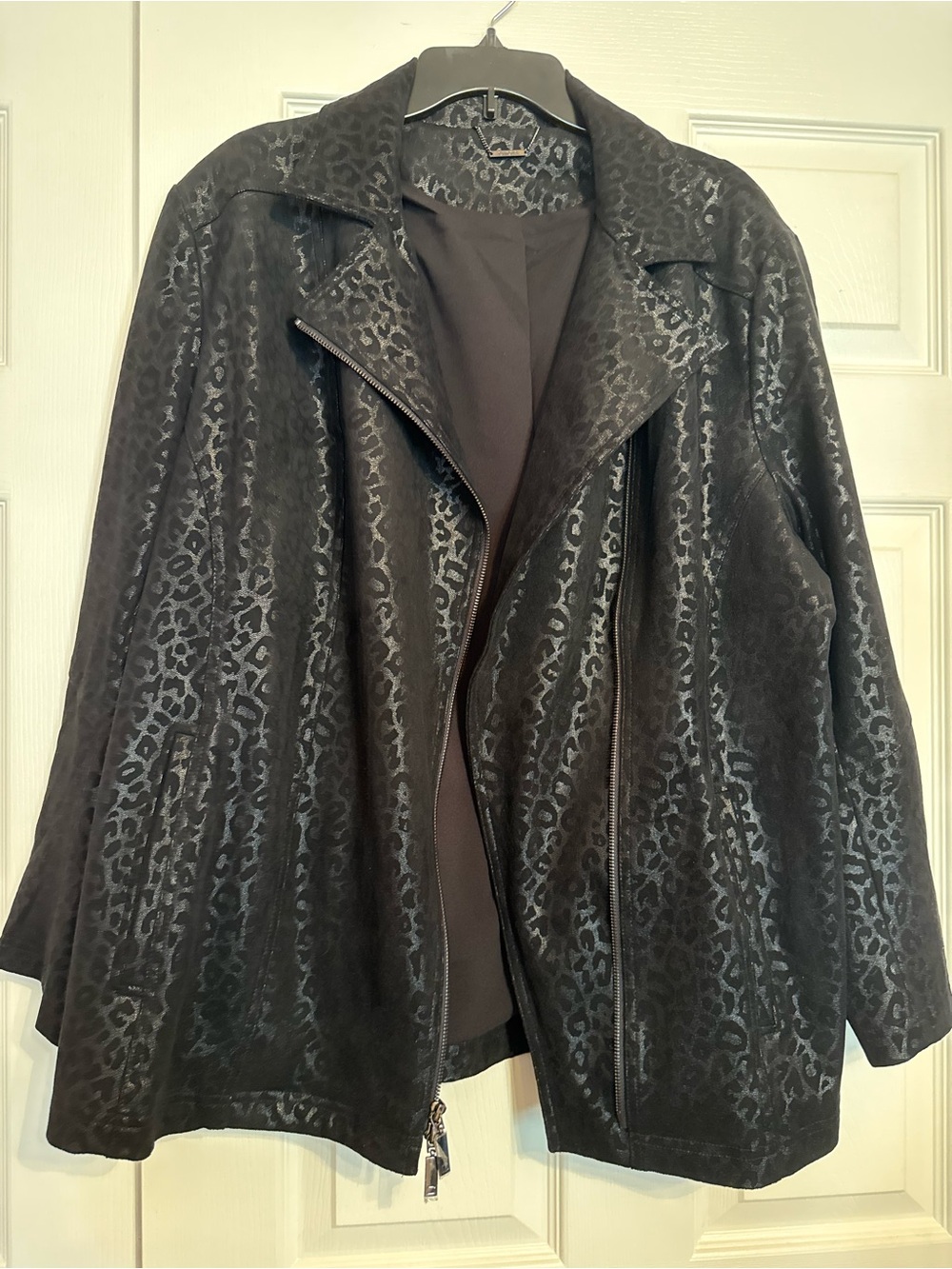 Chico's Black Textured Leopard Print Zip Jacket